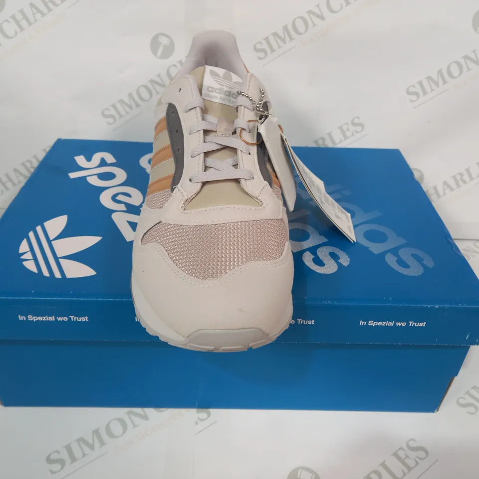 BOXED PAIR OF ADIDAS ZX 620 SPZL SHOES IN CREAM/TAN/GREY UK SIZE 8.5
