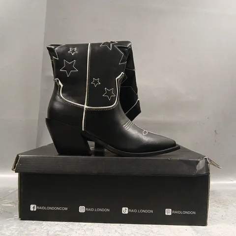 BOXED PAIR OF RAID WESTERN KNEE-HIGH BOOTS IN BLACK/WHITE SIZE UK 4