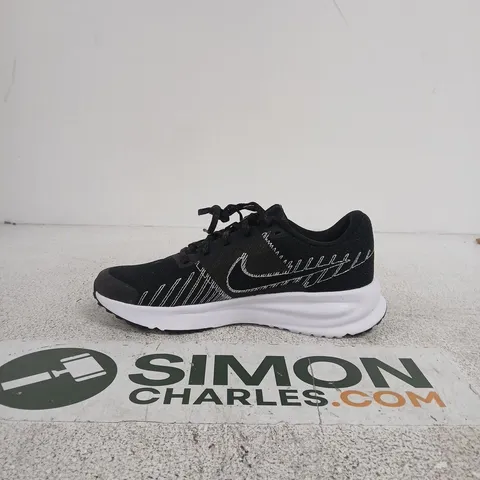NIKE RUNNING SHOES – BLACK/WHITE – US 8.5 (MEN'S)