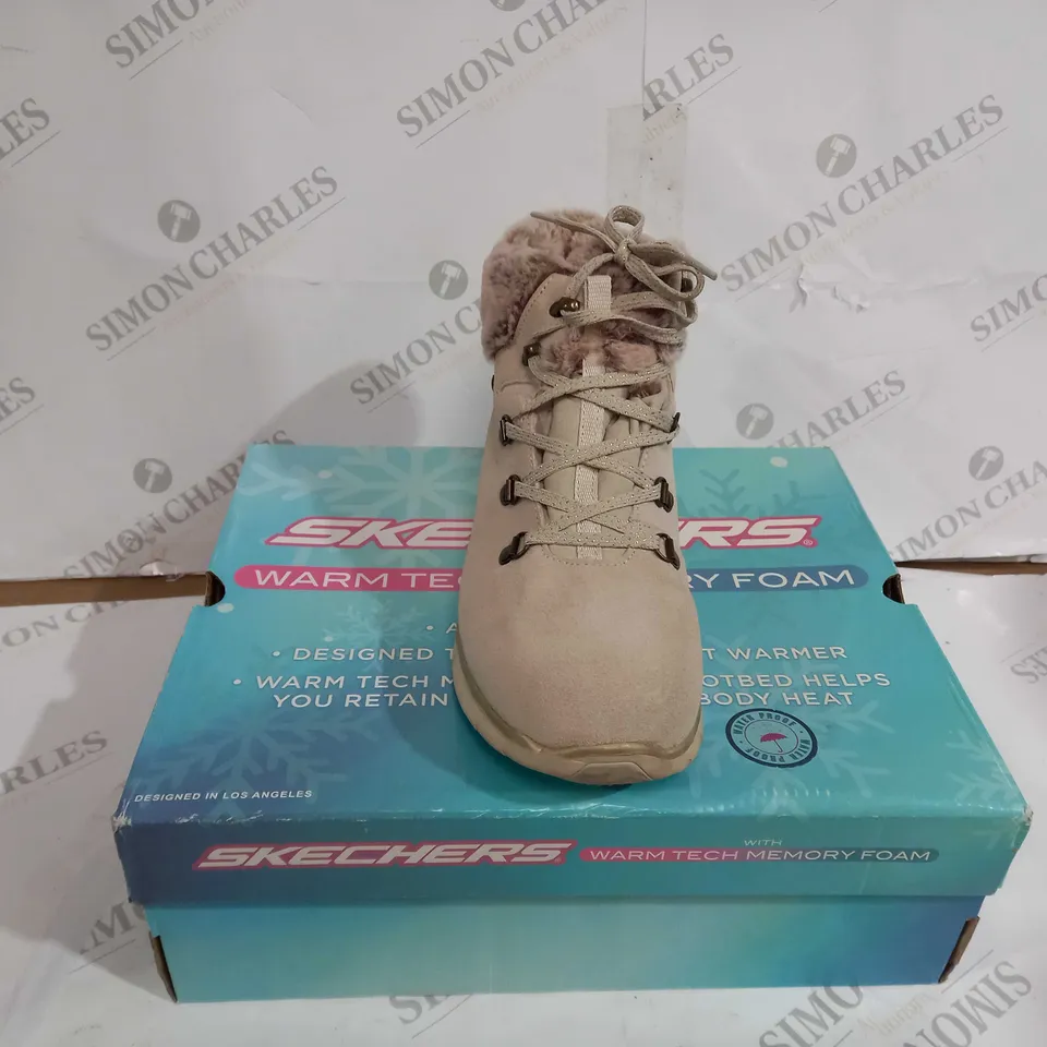 BOXED PAIR OF SKECHERS SYNERGY BOOTS NATURAL SIZE 7