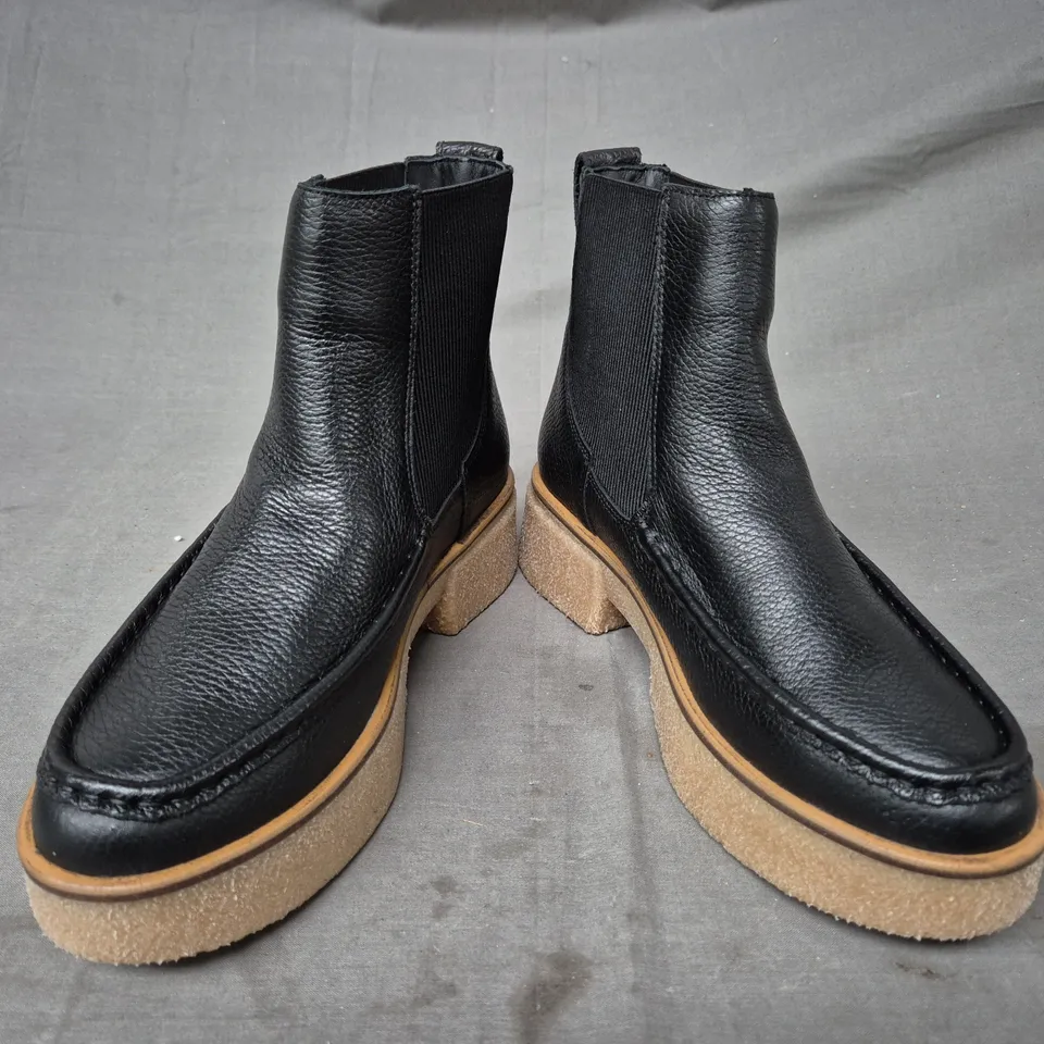 BOXED PAIR OF CLARKS LINOSO TOP ANKLE BOOTS IN BLACK UK SIZE 6