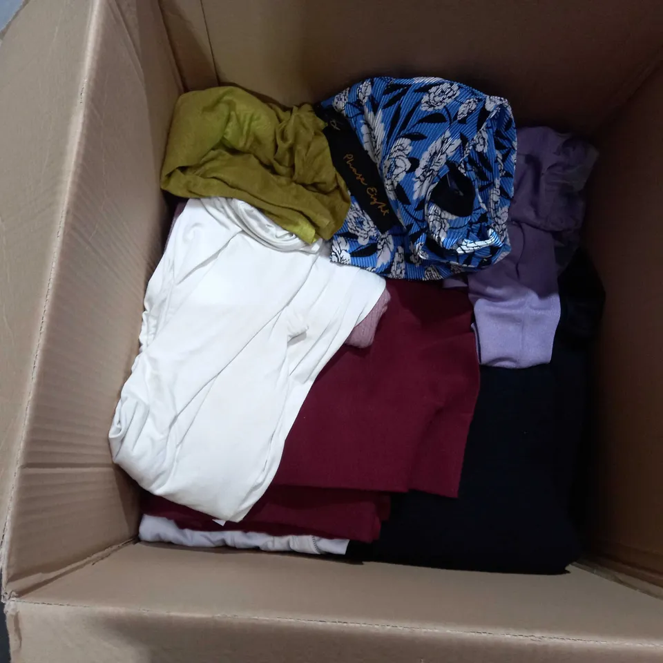 BOX OF APPROXIMATELY 25 ASSORTED CLOTHING ITEMS TO INCLUDE, NATURAL D&CO, WYNNE LAYERS, NINA LEONARD, ETC