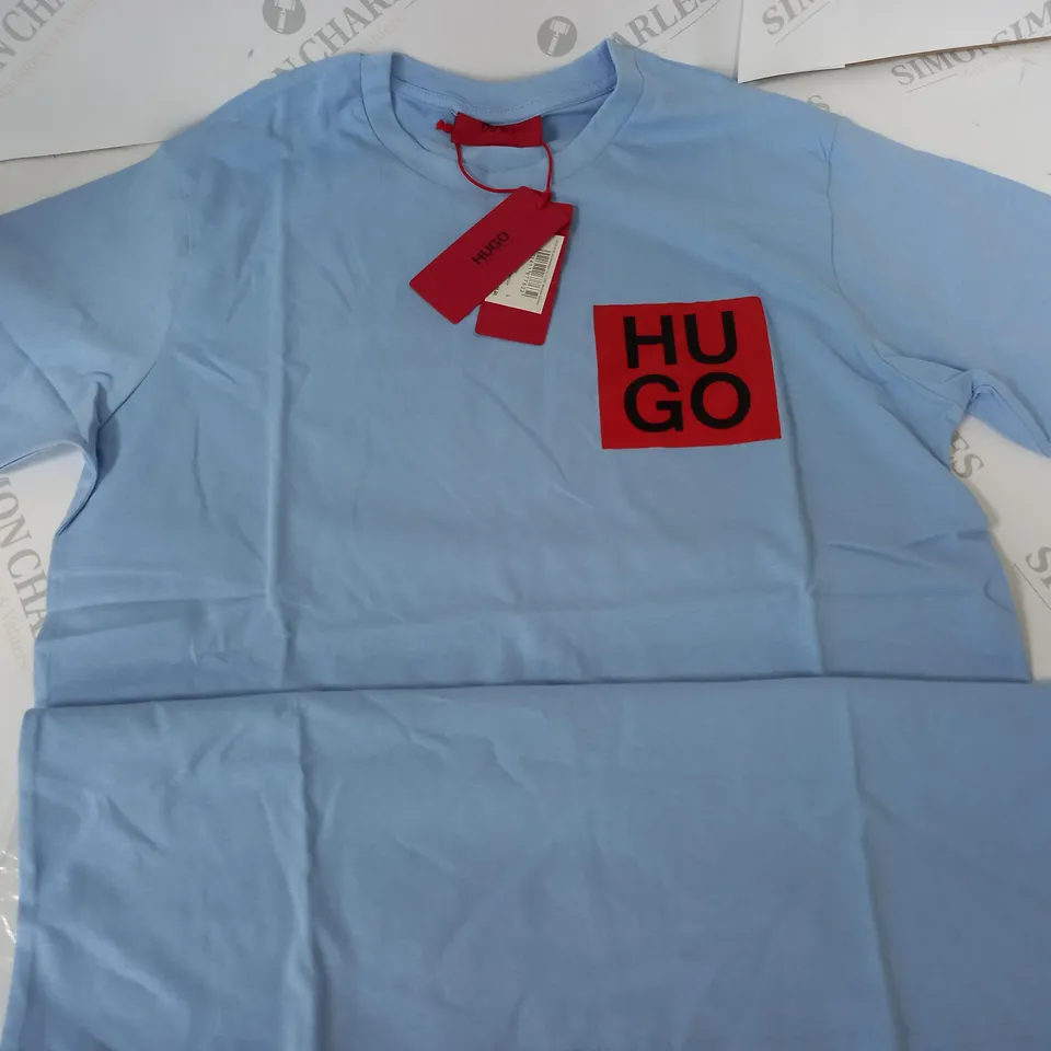 HUGO BOSS BLOCK LOGO TEE IN LIGHT BLUE - L