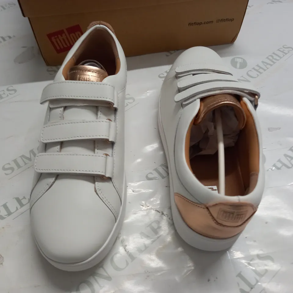 BOXED PAIR OF FIT FLOP RALLY METALLIC BACK LEATHER STRAP SNEAKERS IN WHITE - UK 5