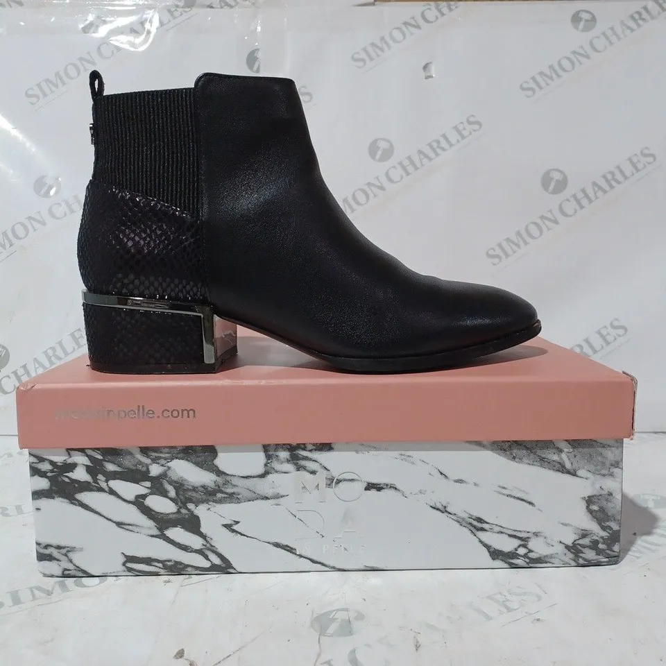 BOXED PAIR OF MODA IN PELLE LILITH ANKLE BOOTS IN BLACK LEATHER SIZE 5