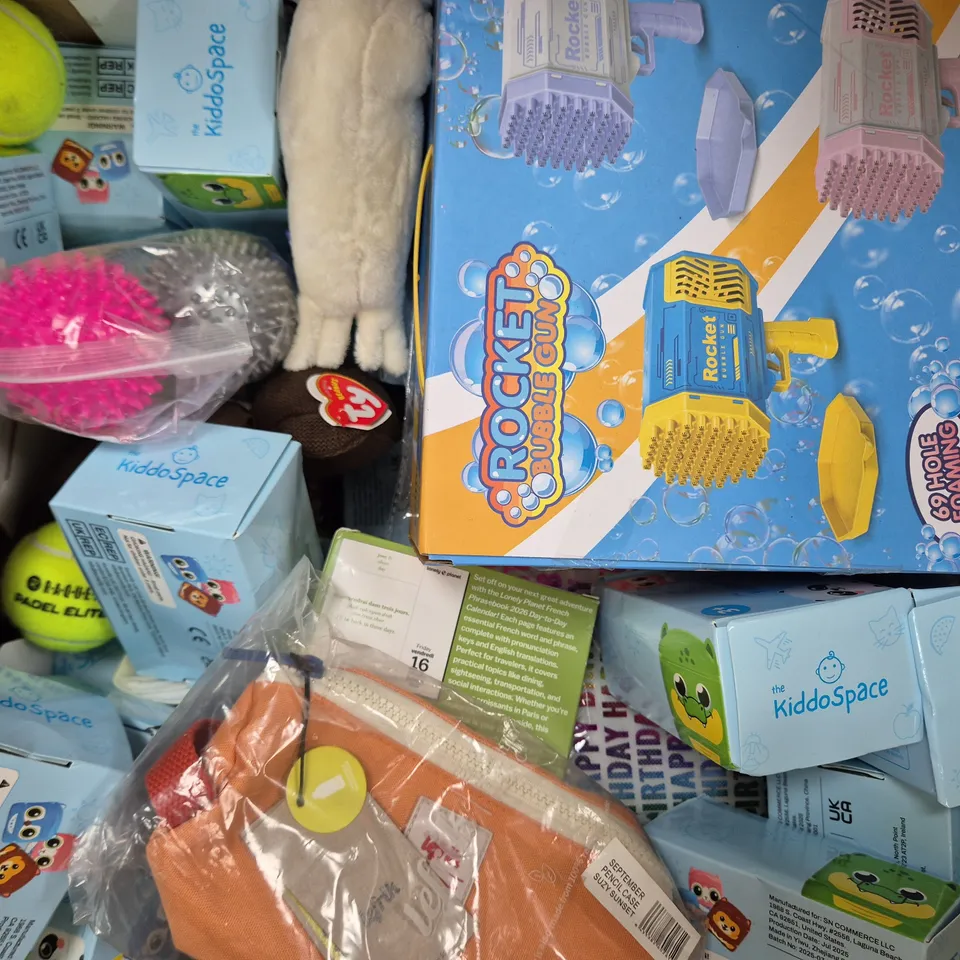APPROXIMATELY 20 ASSORTED TOYS AND GAMES TO INCLUDE BRAGGING RIGHTS, JUNGLE HUSTLE, MINECRAFT CREEPER LIGHT, ETC - COLLECTION ONLY