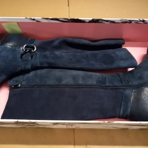 BOXED PAIR OF MODA TATYANNA NAVY SUEDE BOOTS - 39