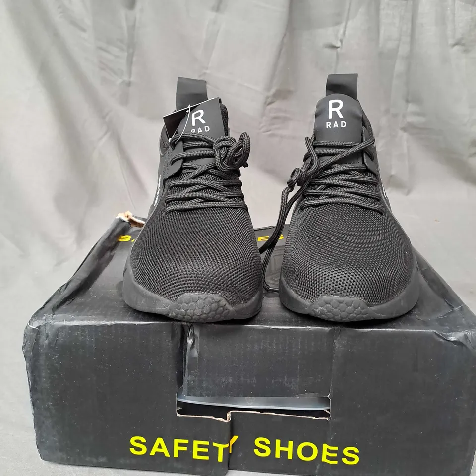 BOXED PAIR OF SAFTEY SHOES SIZE 6