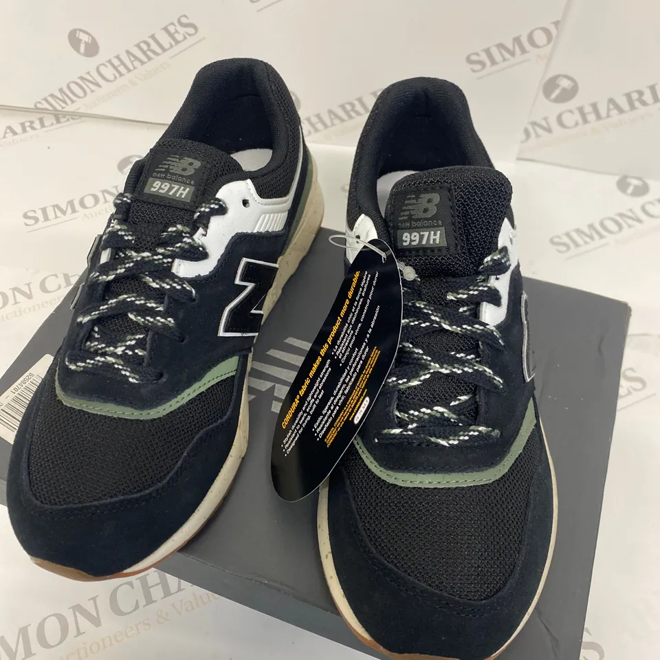 BOXED PAIR OF NEW BALANCE BLACK TRAINERS SIZE 3