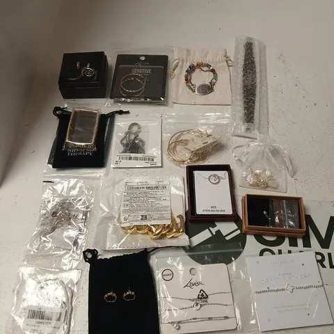 TOTE OF APPROXIMATELY 20 ASSORTED PIECES OF JEWELLERY INCLUDING AN EARRING SET, LOVISA METAL EARRINGS AND LOVISA SURGICAL STEEL EARRINGS