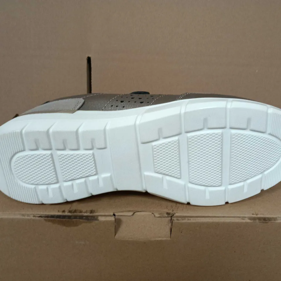 BOXED PAIR OF WOMENS METALLIC SILVER TRAINERS 6