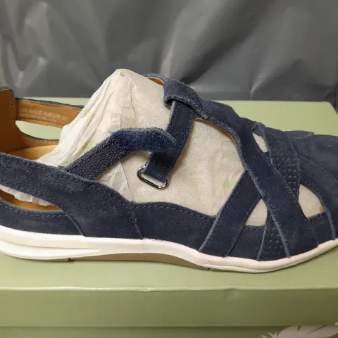 BOXED FREE SPIRIT PAIGE SANDALS IN NAVY - SIZE 4