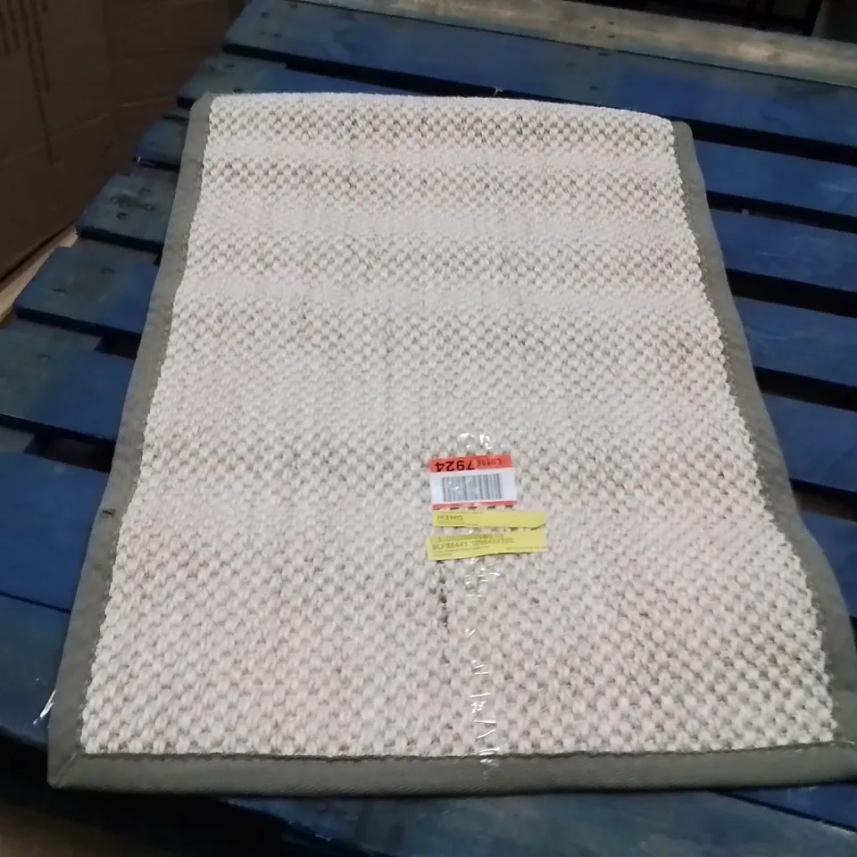 QUALITY DESIGNER AREA RUG - APPROXIMATELY 90x60