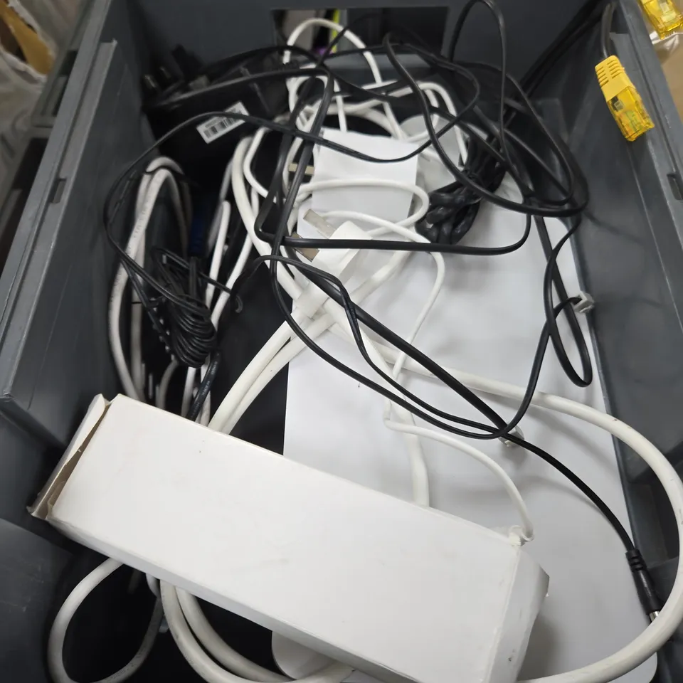APPROXIMATELY 20 ELECTRICAL ITEMS TO INCLUDE - HDMI CABLE, TELEPHONE CABLE AND BT HUB