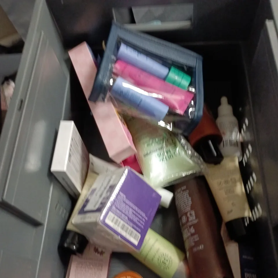 APPROXIMATEY 20 ASSORTED HEALTH AND BEAUTY PRODUCTS TO INCLUDE - WESTLAB EPSOM SALTS - ELF POWER GRIP PRIMER AND SENSODYNE TOOTHPASTE