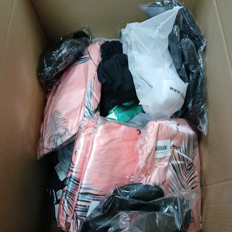 BOX OF APPROXIMATELY 20 CLOTHING AND FASHION ITEMS - VARIOUS COLOURS, SIZES AND STYLES