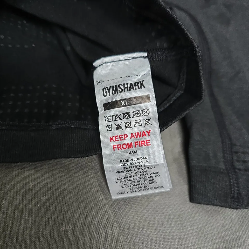 GYMSHARK TRAINING SHORTS IN BLACK - XL