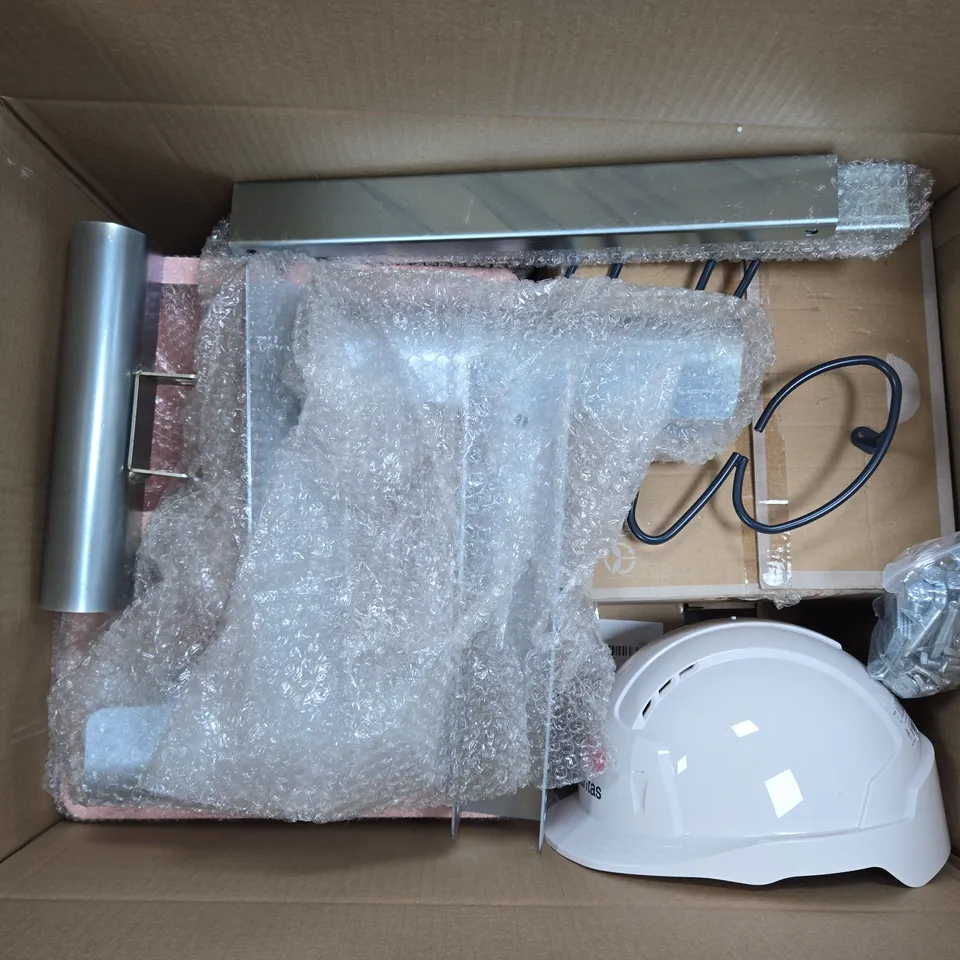 APPROXIMATELY 8 ASSORTED HOUSEHOLD PRODUCTS TO INCLUDE HDMI DVD PLAYER, HARDHAT, HELLO IGN, ETC - COLLECTION ONLY