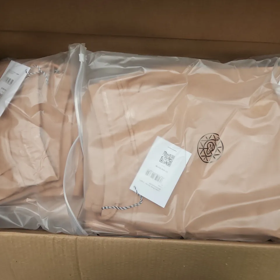 APPROXIMATELY 18 ASSORTED BAGGED CLOTHING ITEMS IN VARIOUS SIZES TO INCLUDE UNISEX GET YOUR COLD ON JOGGERS IN OFF WHITE & UNISEX BRASS MONKEY JOGGERS IN CORAL