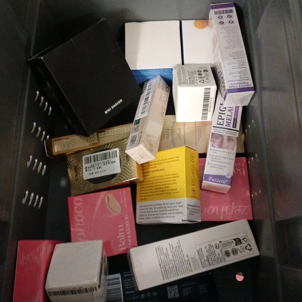 APPROXIMATELY 20 ASSORTED HEALTH & BEAUTY PRODUCTS TO INCLUDE LOOK FABULOUS FOREVOR MOISTURISING LIP BALM, FAT COW SKINCARE MOISTURISING BALM, L'OCCITANE HAND CREAM, ETC