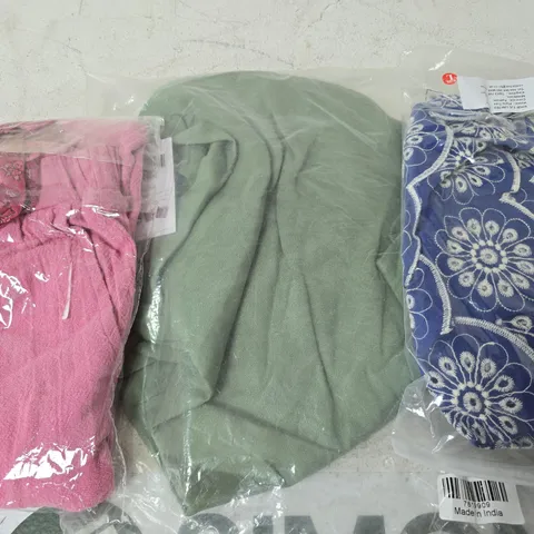 APPROX 20 ASSORTED ITEMS OF CLOTHING IN VARIOUS SIZES TO INCLUDE TOPS, JUMPERS, DRESSES, ETC
