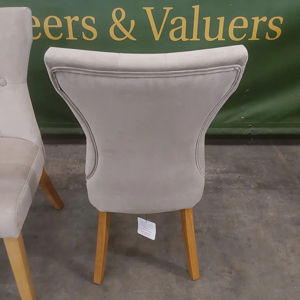 SET OF 2 BEWLEY MINK VELVET BUTTON BACK DINING CHAIRS WITH OAK LEGS 