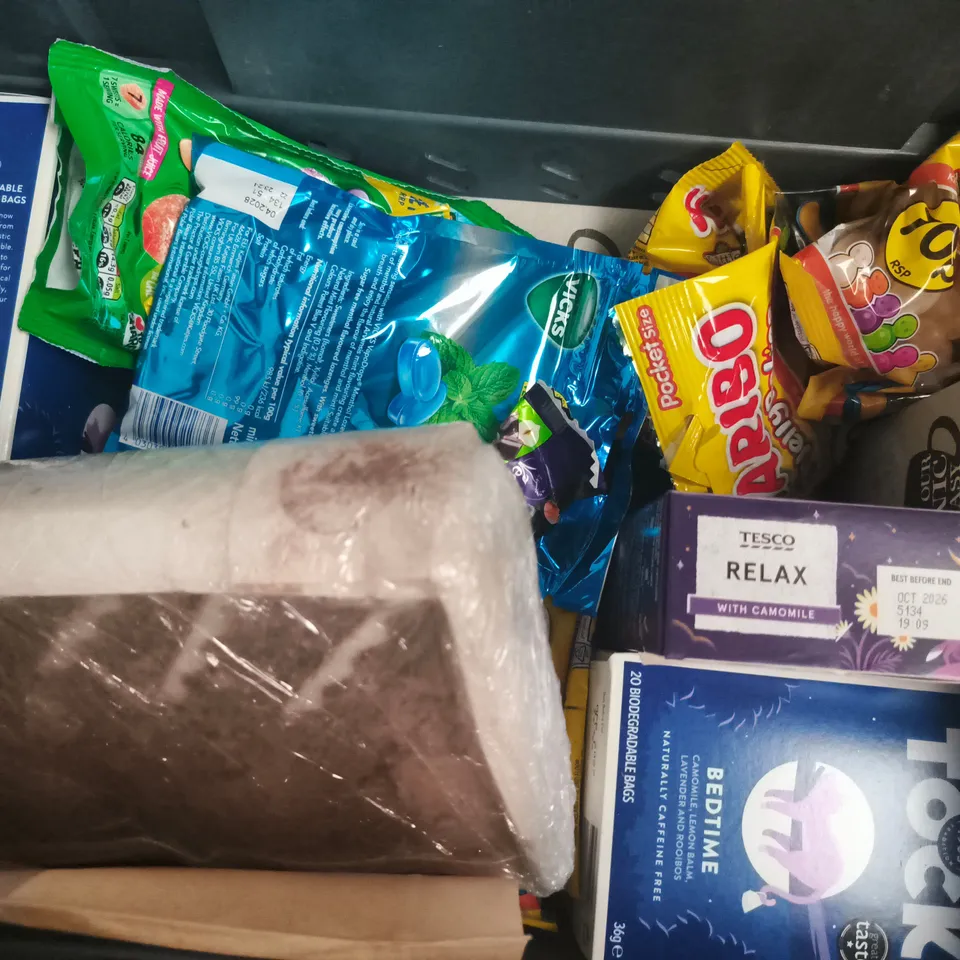 APPROXIMATELY 10 ASSORTED FOOD AND DRINK ITEMS TO INCLUDE HARIBO, VAPODROPS, ETC