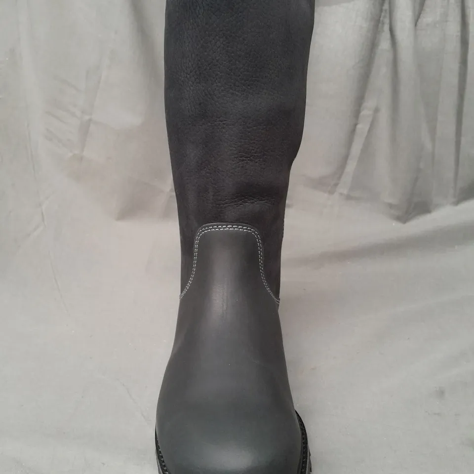 BOXED PAIR OF BAREBACK QUEBEC WATERPROOF BOOTS IN BLACK EU SIZE 38