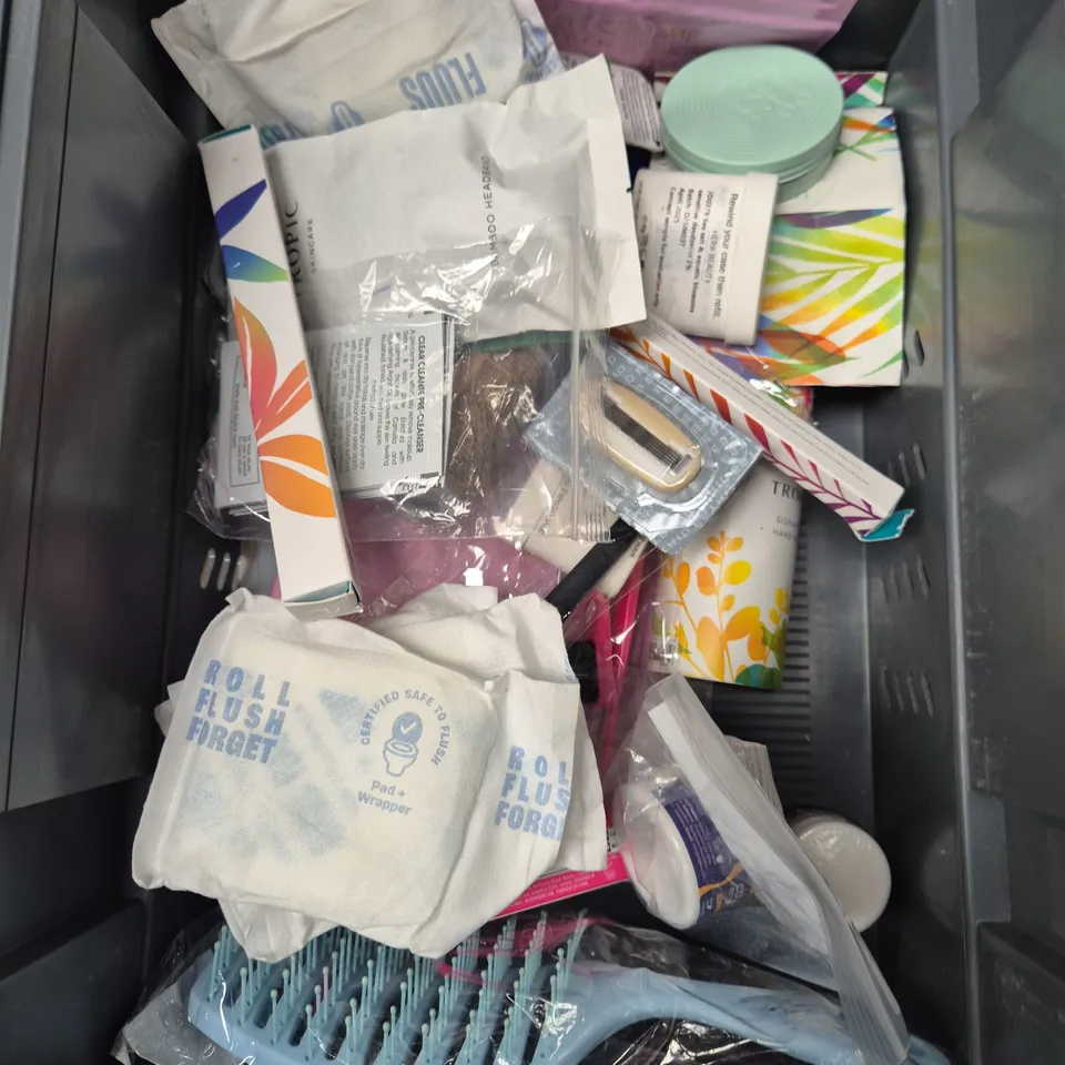 APPROXIMATEY 20 HEALTH AND BEAUTY PRODUCTS TO INCLUDE TROPIC FACE CLOTH, AUSTRALIAN GOLD TAN EXTENDER AND VITA LIBERATE TANNING LOTION