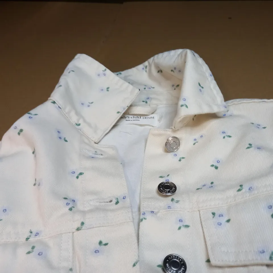 NOBODYS CHILD DENIM CROP JACKET IN WHITE WITH FLORAL PATTERN - UK 10