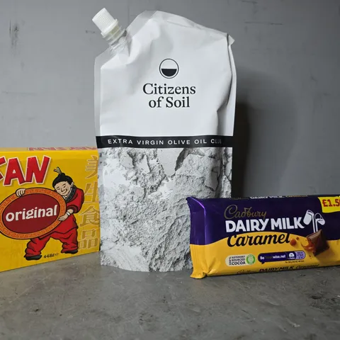 APPROXIMATELY 14 ASSORTED FOOD ITEMS TO INCLUDE - CADBURYS CARAMEL CHOCOLATE BAR , CITIZENS OF SOIL OLIVE OIL , MAYSAN CURRY SAUCE PASTE ETC 