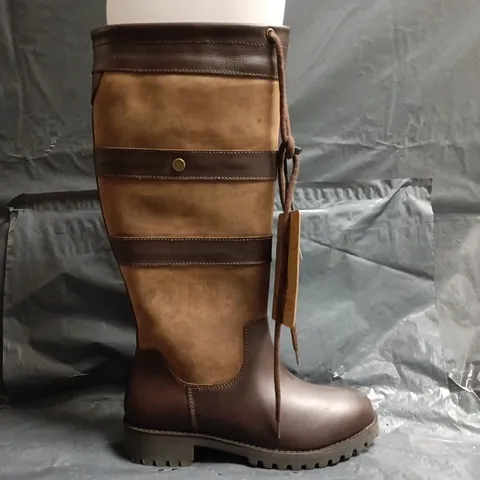 BOXED PAIR OF CABOTSWOOD AMBERLEY 2 COUNTRY BOOTS IN OAK/BISON SIZE EU 39