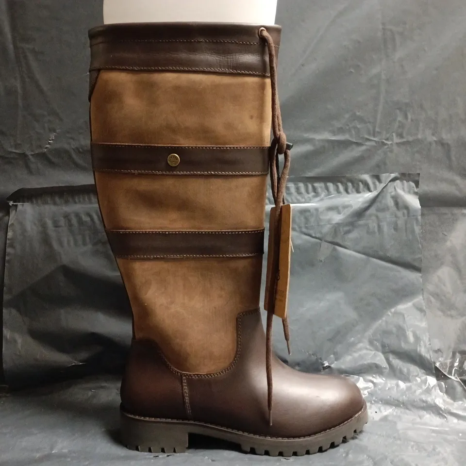 BOXED PAIR OF CABOTSWOOD AMBERLEY 2 COUNTRY BOOTS IN OAK/BISON SIZE EU 39