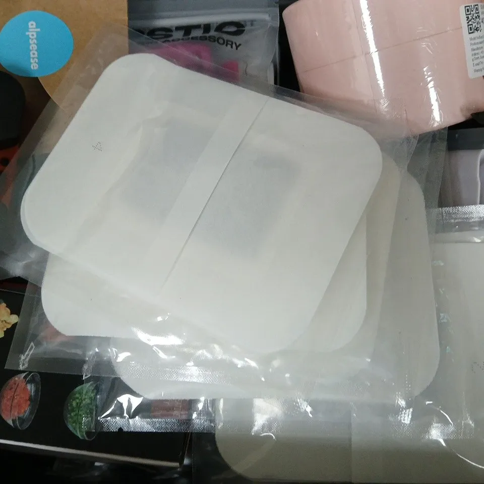APPROXIMATELY 10 ASSORTED ITEMS TO INCLUDE - POST KIT , CHOPPER , CLIPSTIC ETC