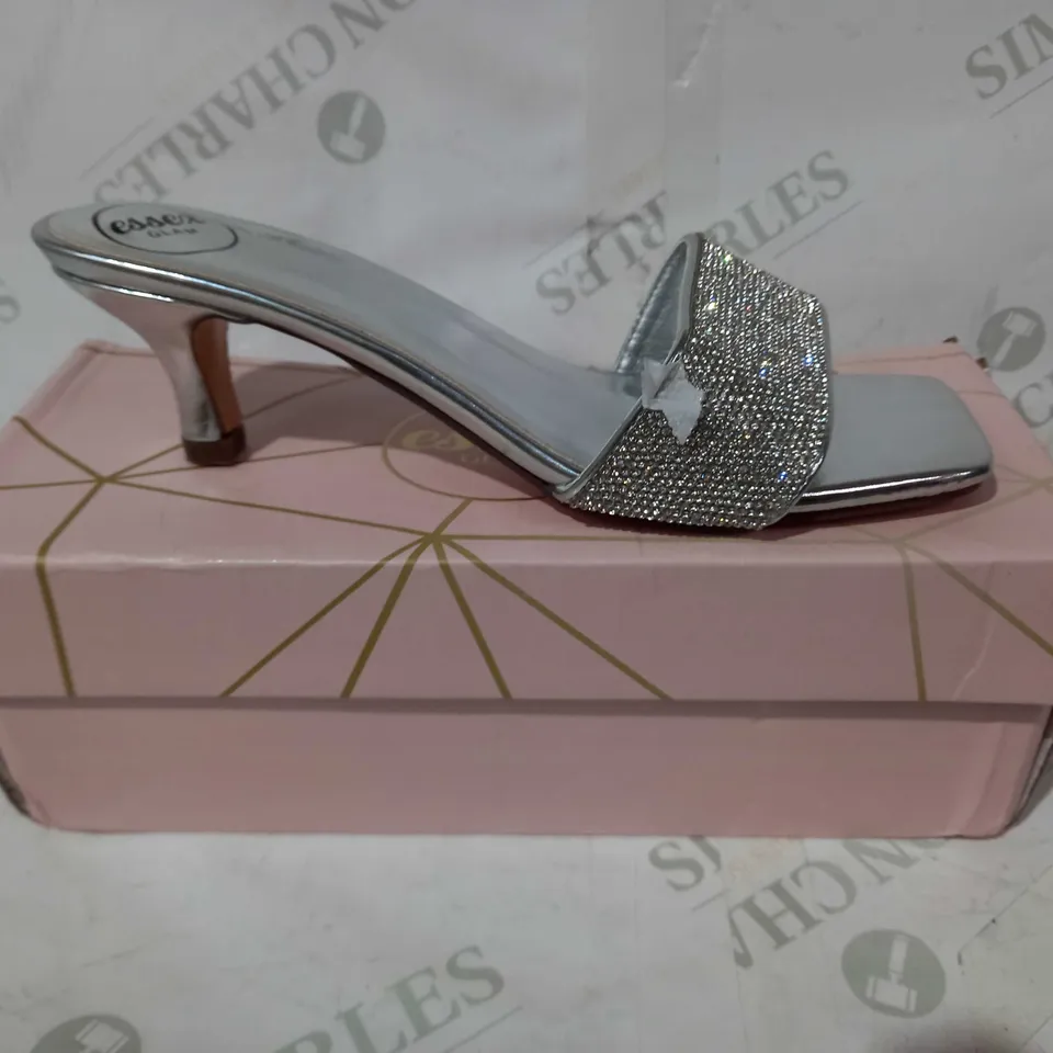 BOXED PAIR OF ESSEX GLAM LOW HEELED SANDALS IN METALLIC SILVER W. JEWEL EFFECT UK SIZE 5