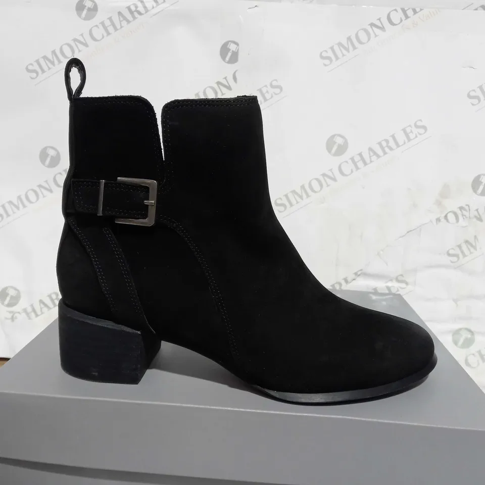 BOXED PAIR OF VIONIC SIENNA ANKLE BOOTS IN BLACK SIZE 6