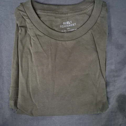 BUILT DIFFERENT CREW NECK T-SHIRT IN KHAKI SIZE 2XL