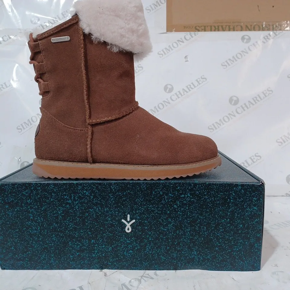 BOXED PAIR OF EMU AUSTRALIA BIRDWOOD BOOTS, OAK - SIZE 6