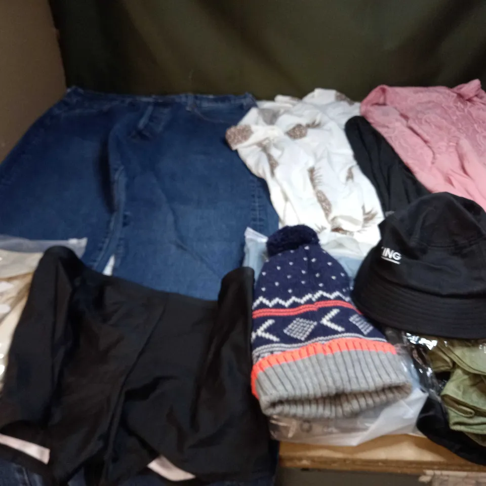 LARGE QUANTITY OF CLOTHING ITEMS TO INCLUDE DRESSES, SWEATERS, JEANS, T-SHIRTS, ETC