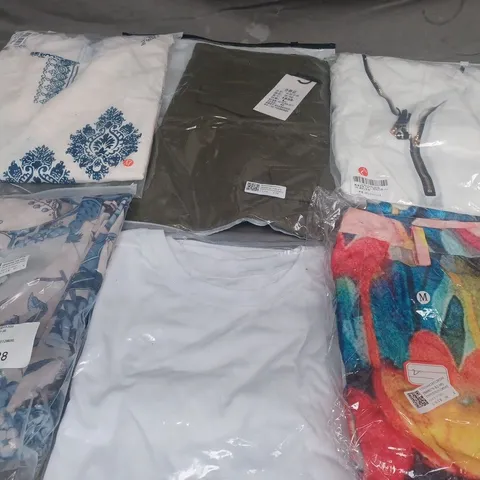APPROX 20 ASSORTED CLOTHING ITEMS TO INCLUDE T-SHIRTS, DRESSES, SHORTS ETC