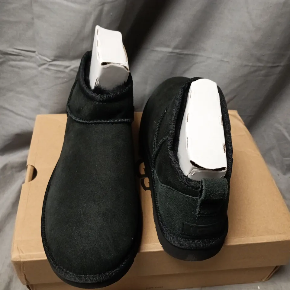 UGG WOMEN'S CLASSIC ULTRA MINI BOOTS – BLACK, UK 7