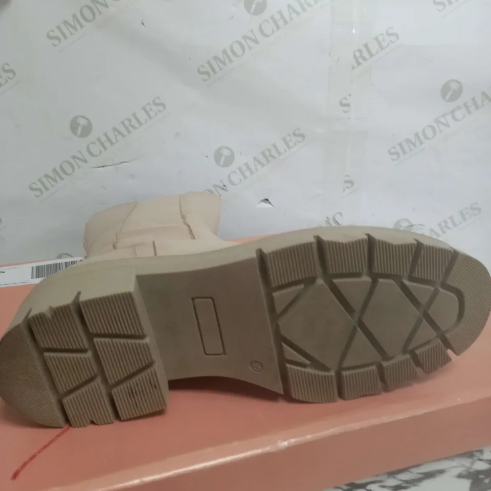 BOXED MODA IN PELLE OFF WHITE HIGH GIELLEN BOOTS - SIZE 5