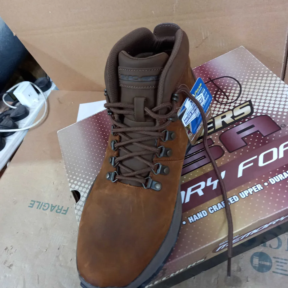 SKECHERS MEN'S DARK BROWN LACE UP BOOTS - SIZE 10