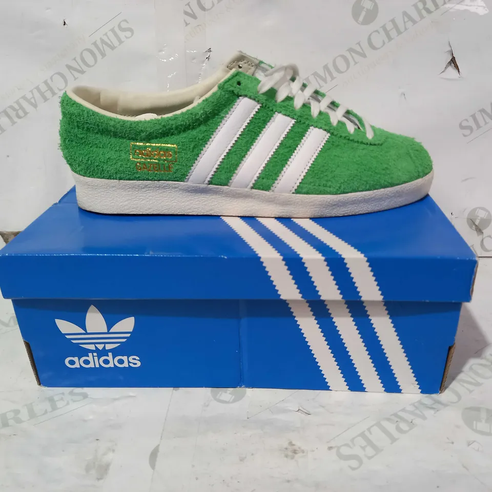 BOXED PAIR OF ADIDAS GAZELLE SHOES IN GREEN/WHITE UK SIZE 7