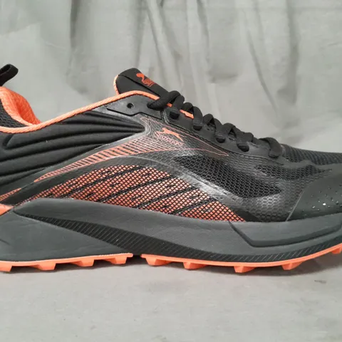 BOXED PAIR OF SLAZENGER SHOES IN BLACK/ORANGE UK SIZE 9