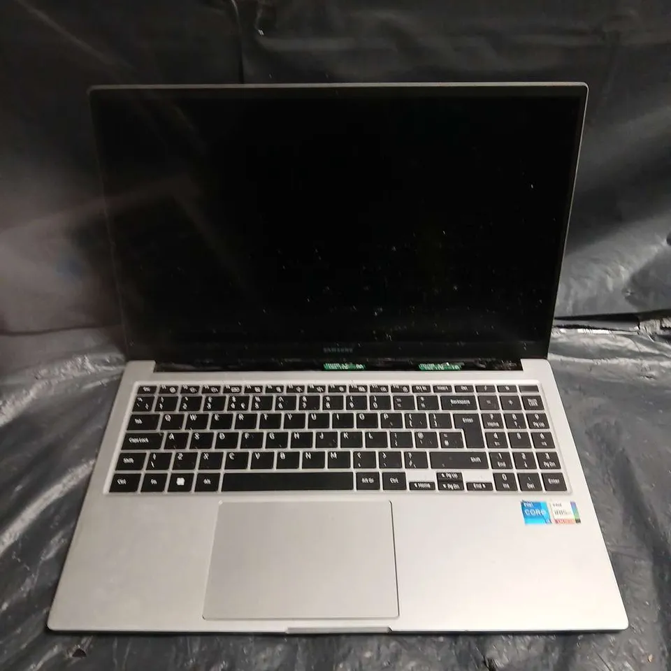 SAMSUNG NP750XED LAPTOP IN SILVER