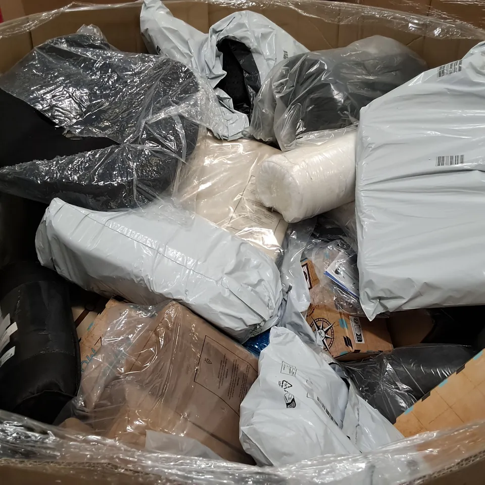 PALLET OF ASSORTED HOME FABRIC ITEMS TO INCLUDE MEMORY FOAM AND U-SHAPED PILLOWS