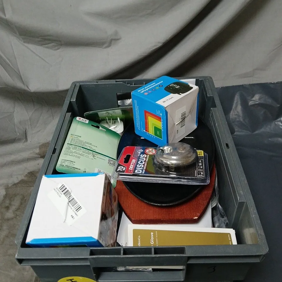 APPROXIMATELY 20 ASSORTED HOUSEHOLD ITEMS TO INCLUDE SECURITY PADLOCK, BODY GLOVE, ADAPTER, SPHYGMOMANOMETER ETC