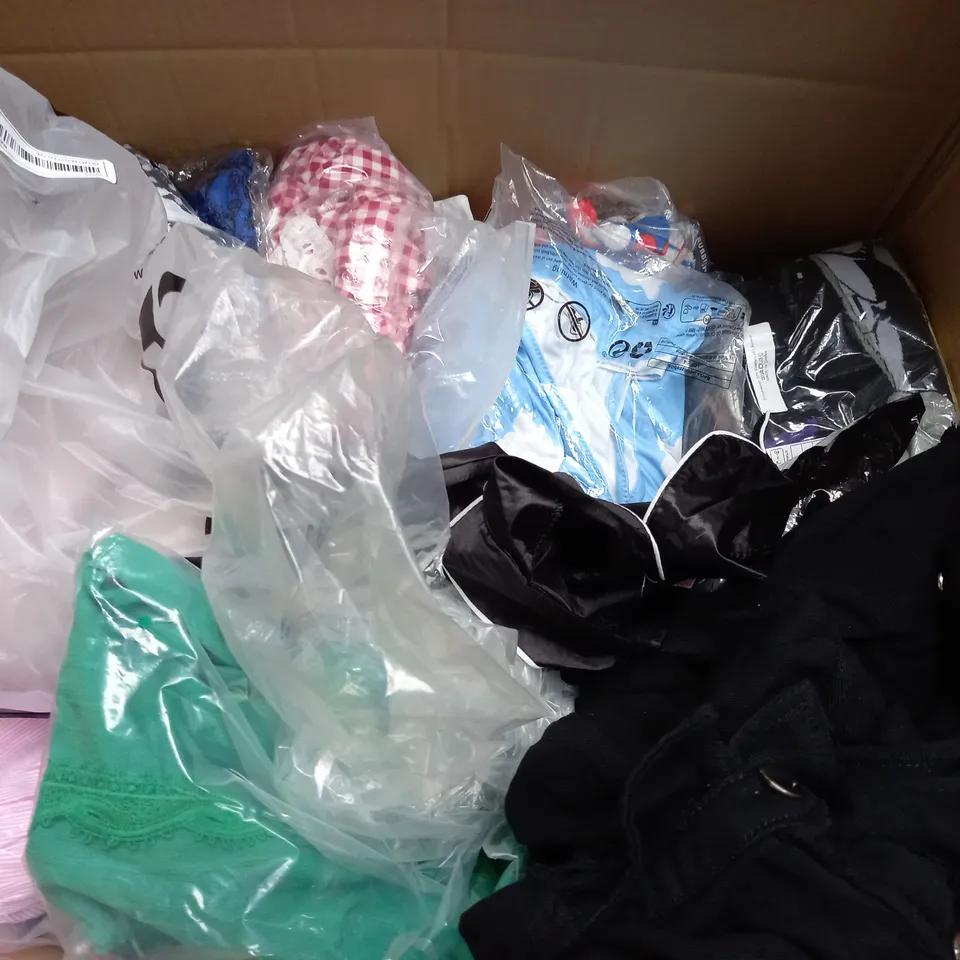 BOX OF APPROXIMATELY 25 ASSORTED CLOTHING ITEMS TO INCLUDE - BAG , SHIRT , SOCKS ETC