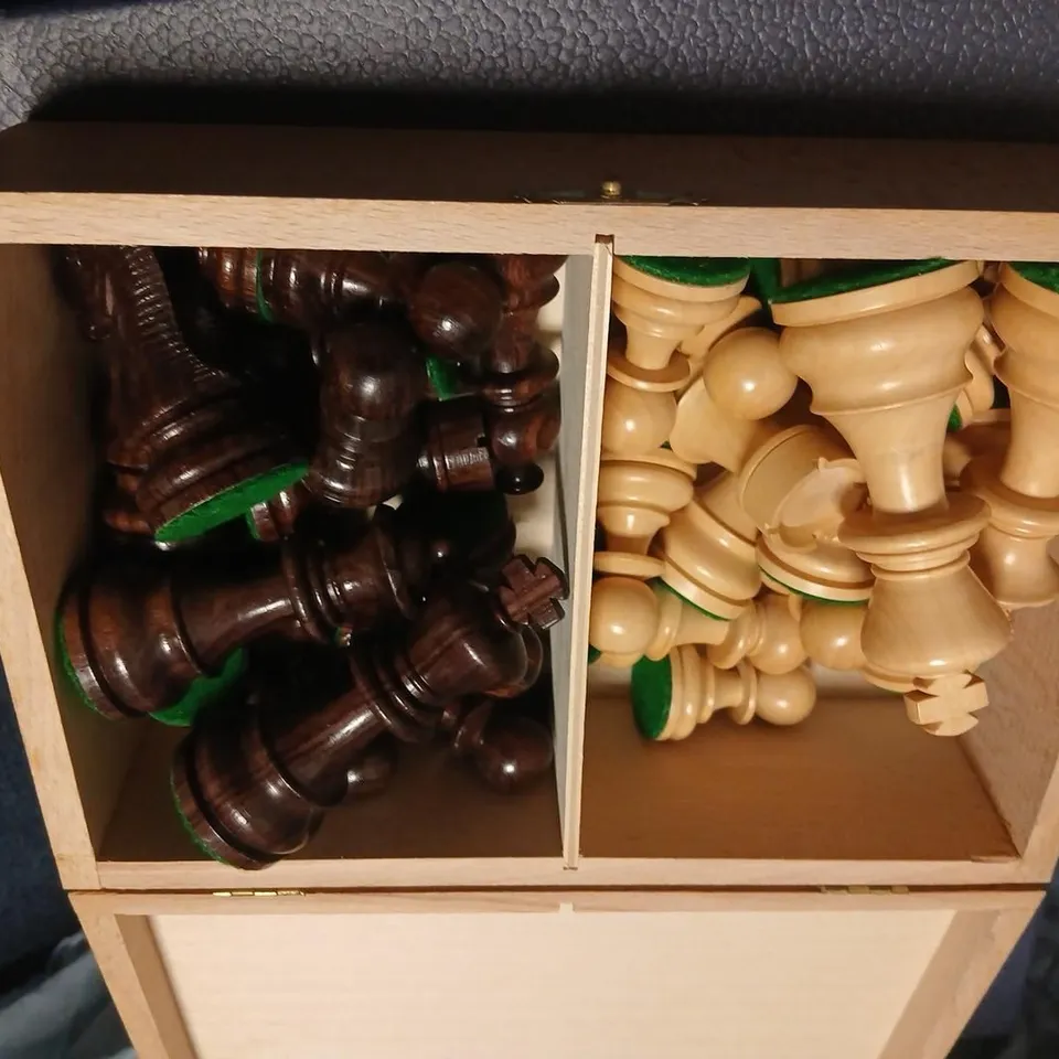 WOODEN CHESS PIECES IN LIGHT WOOD BOX – TWO-TONE SET